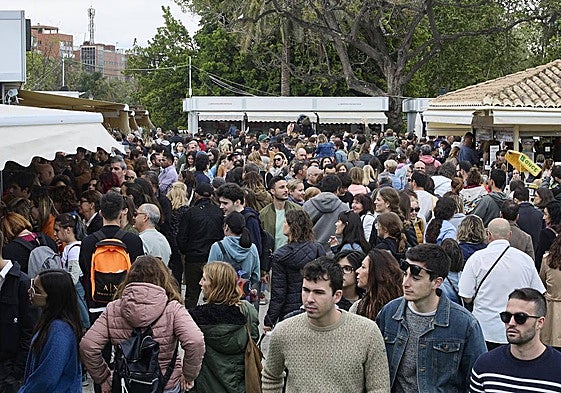 Llenazo en la Feria del Libro durante el miércoles festivo