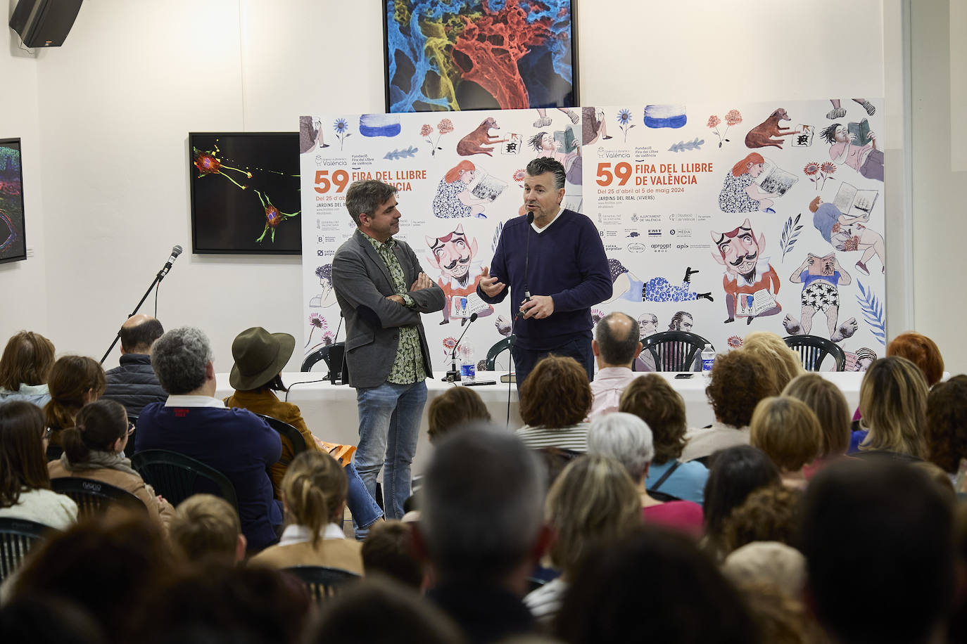 Llenazo en la Feria del Libro durante el miércoles festivo