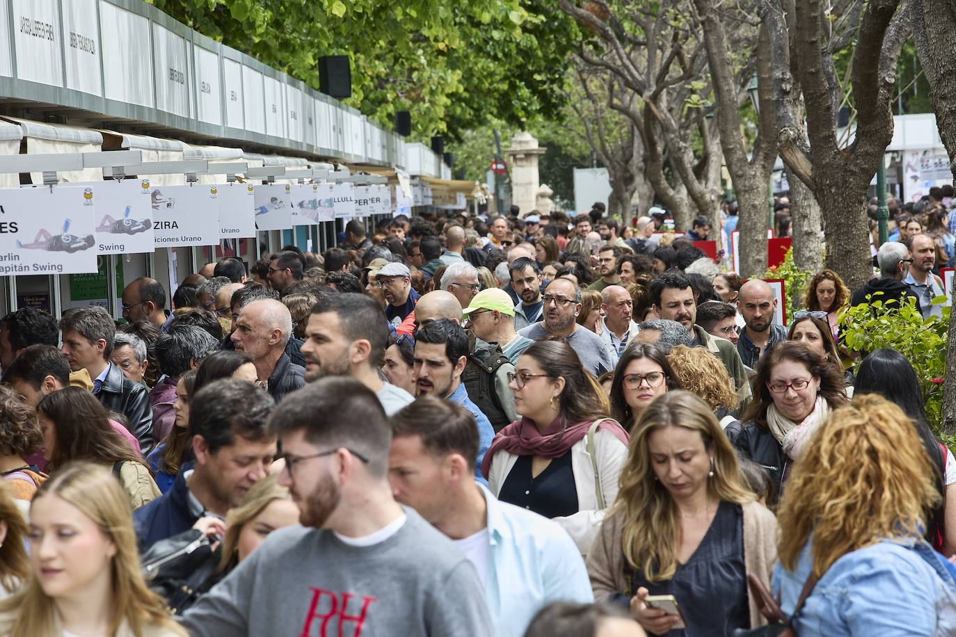 Llenazo en la Feria del Libro durante el miércoles festivo