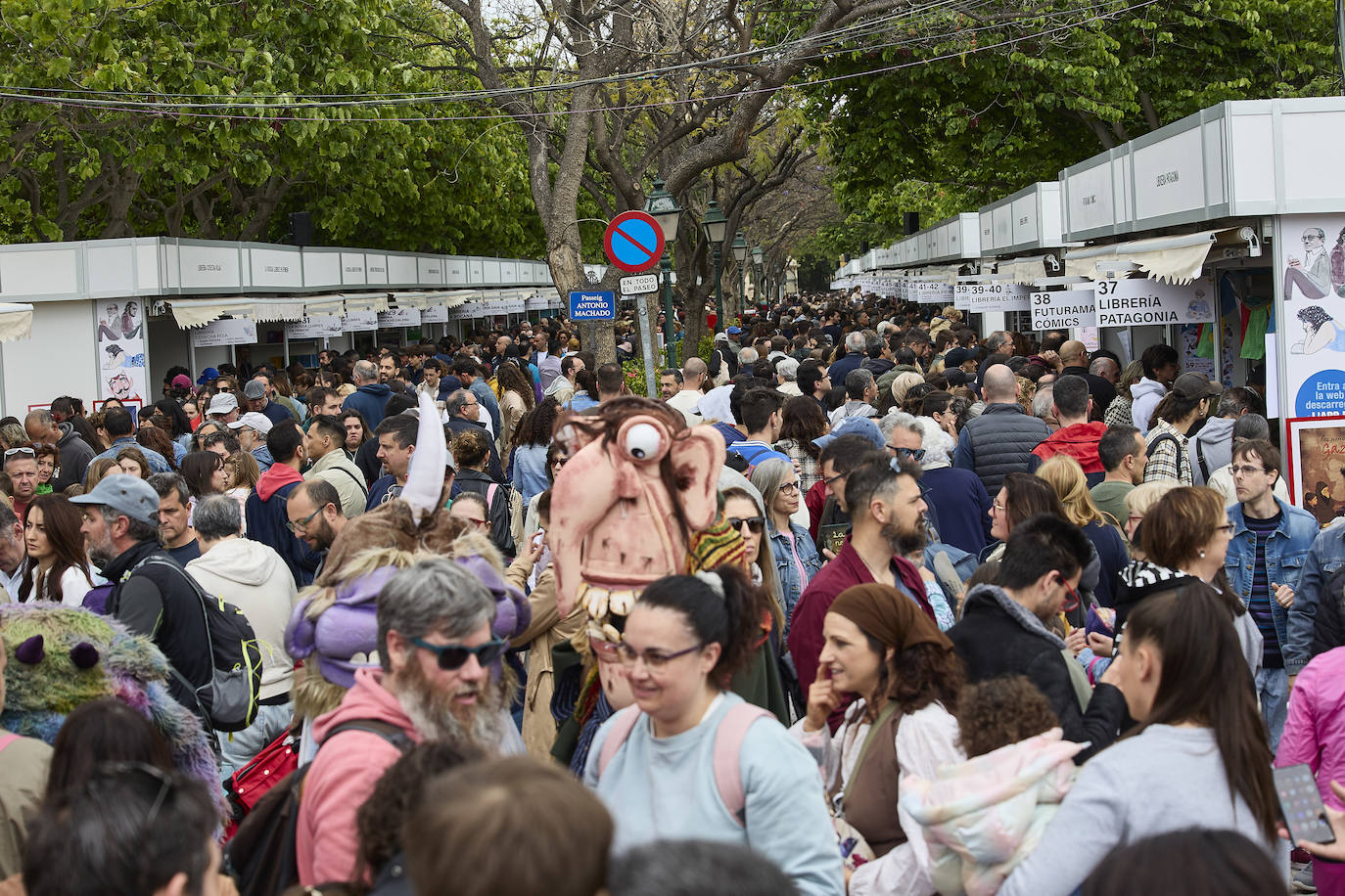 Llenazo en la Feria del Libro durante el miércoles festivo