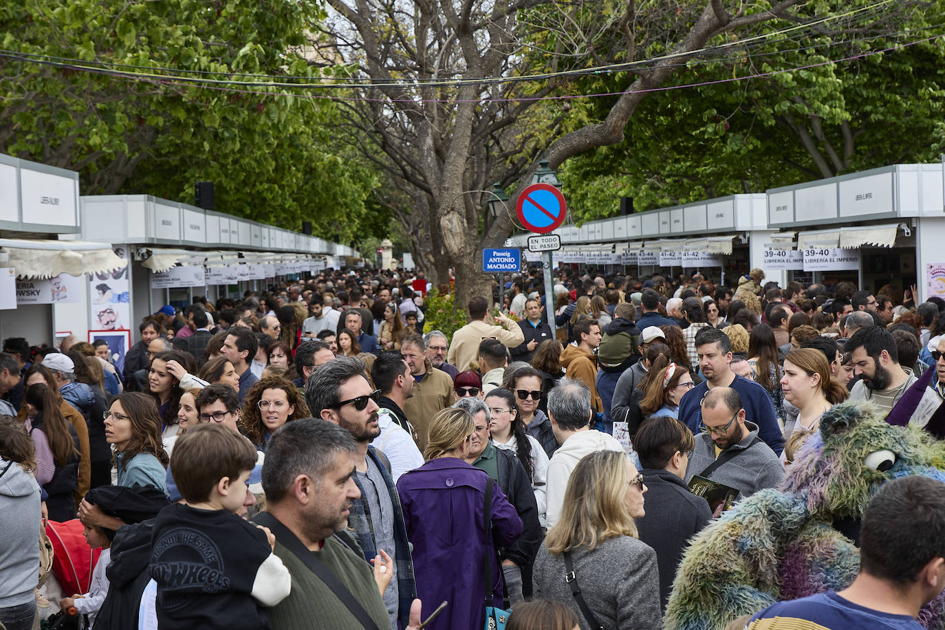 Llenazo en la Feria del Libro durante el miércoles festivo