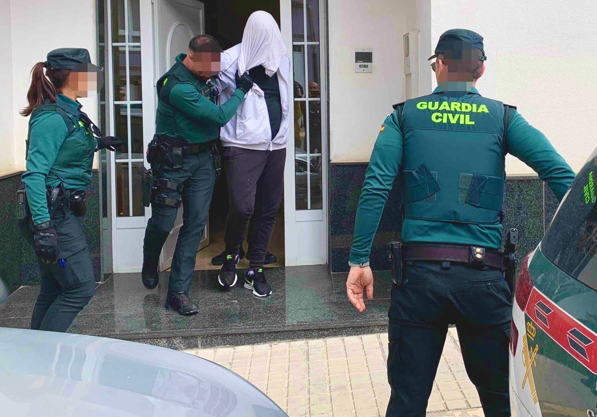 El presunto asesino sale de su casa tras el registro que realizó la Guardia Civil.