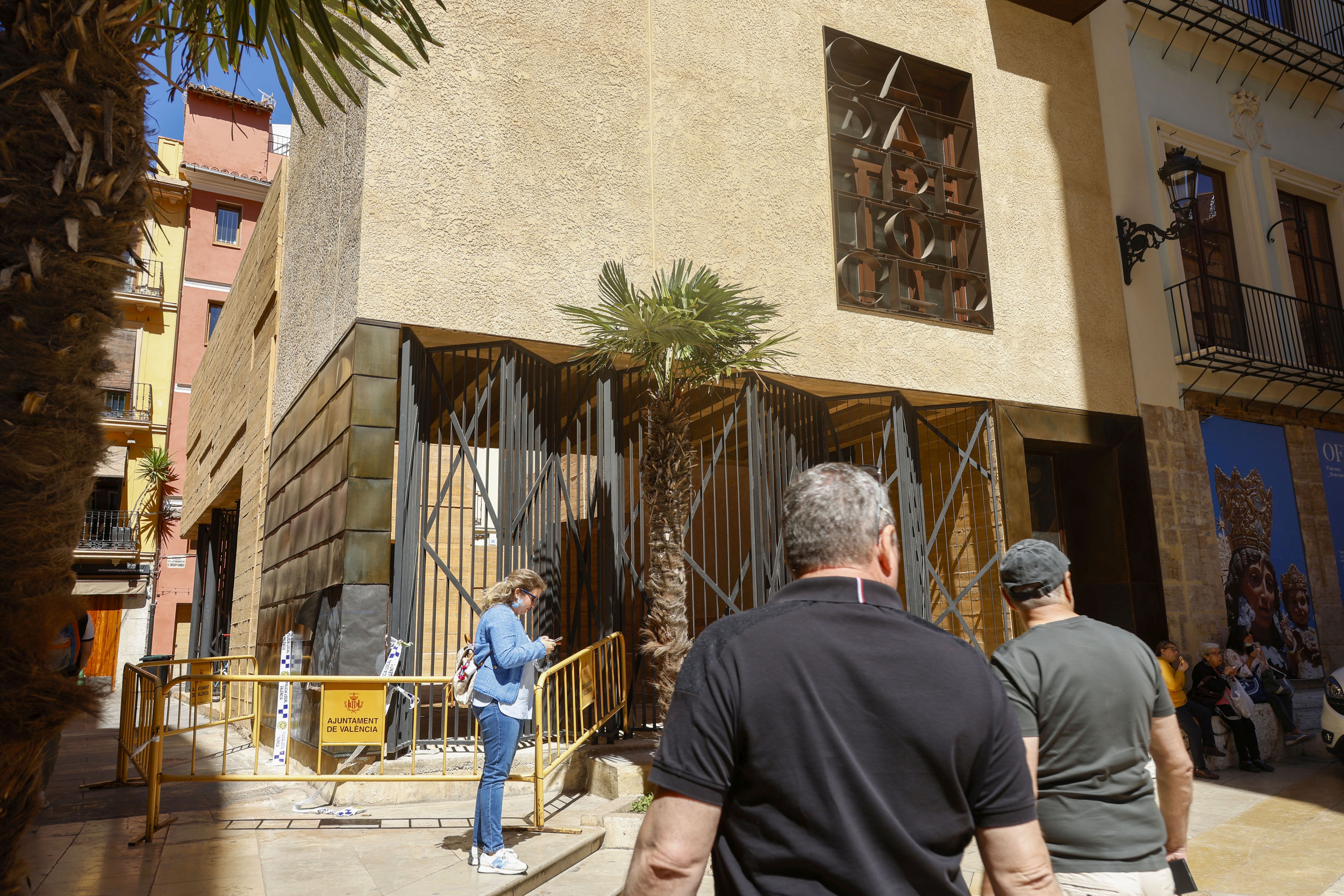 Roban una treintena de placas de cobre del nuevo edificio del Relojero en Valencia