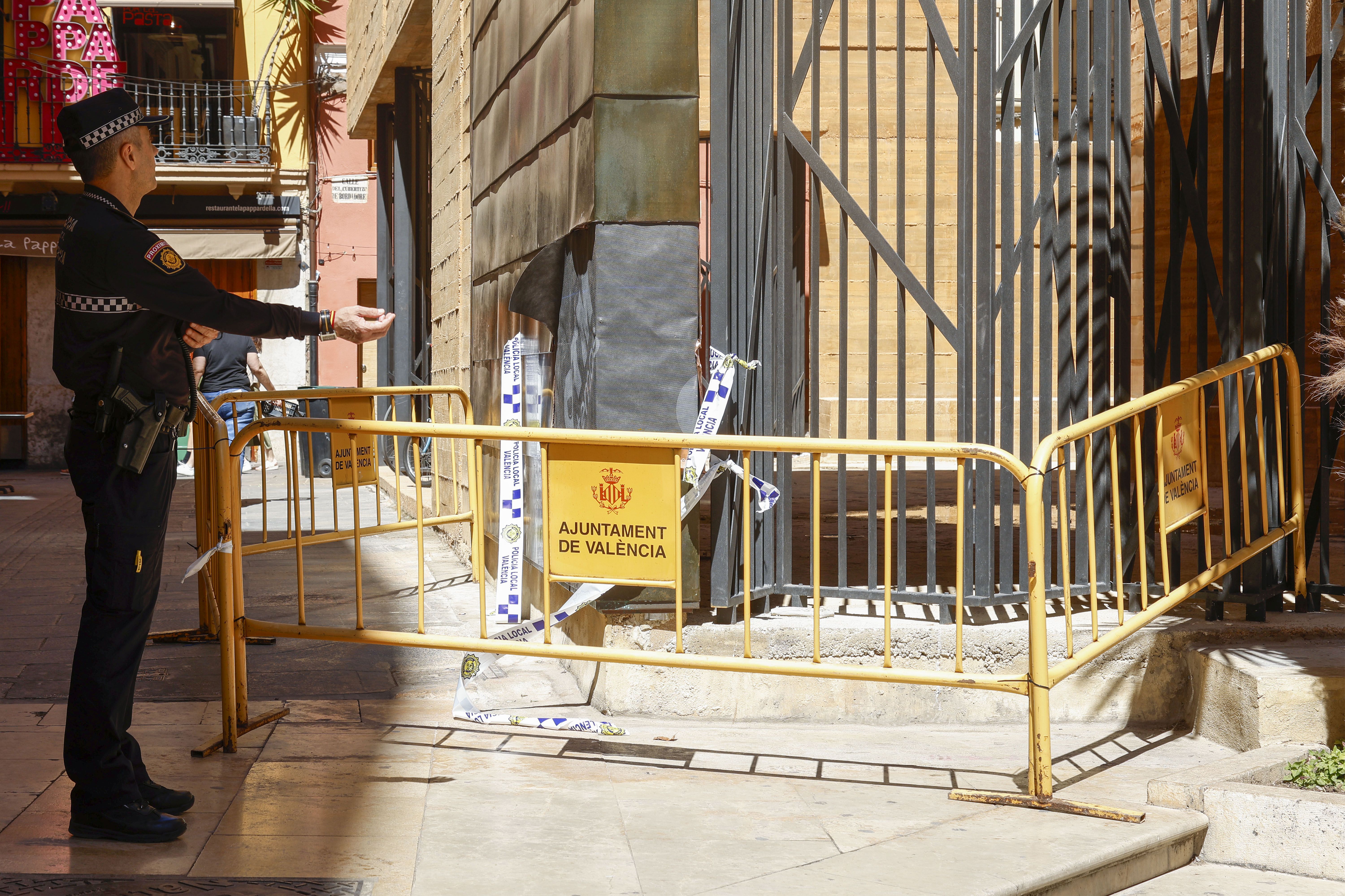 Roban una treintena de placas de cobre del nuevo edificio del Relojero en Valencia