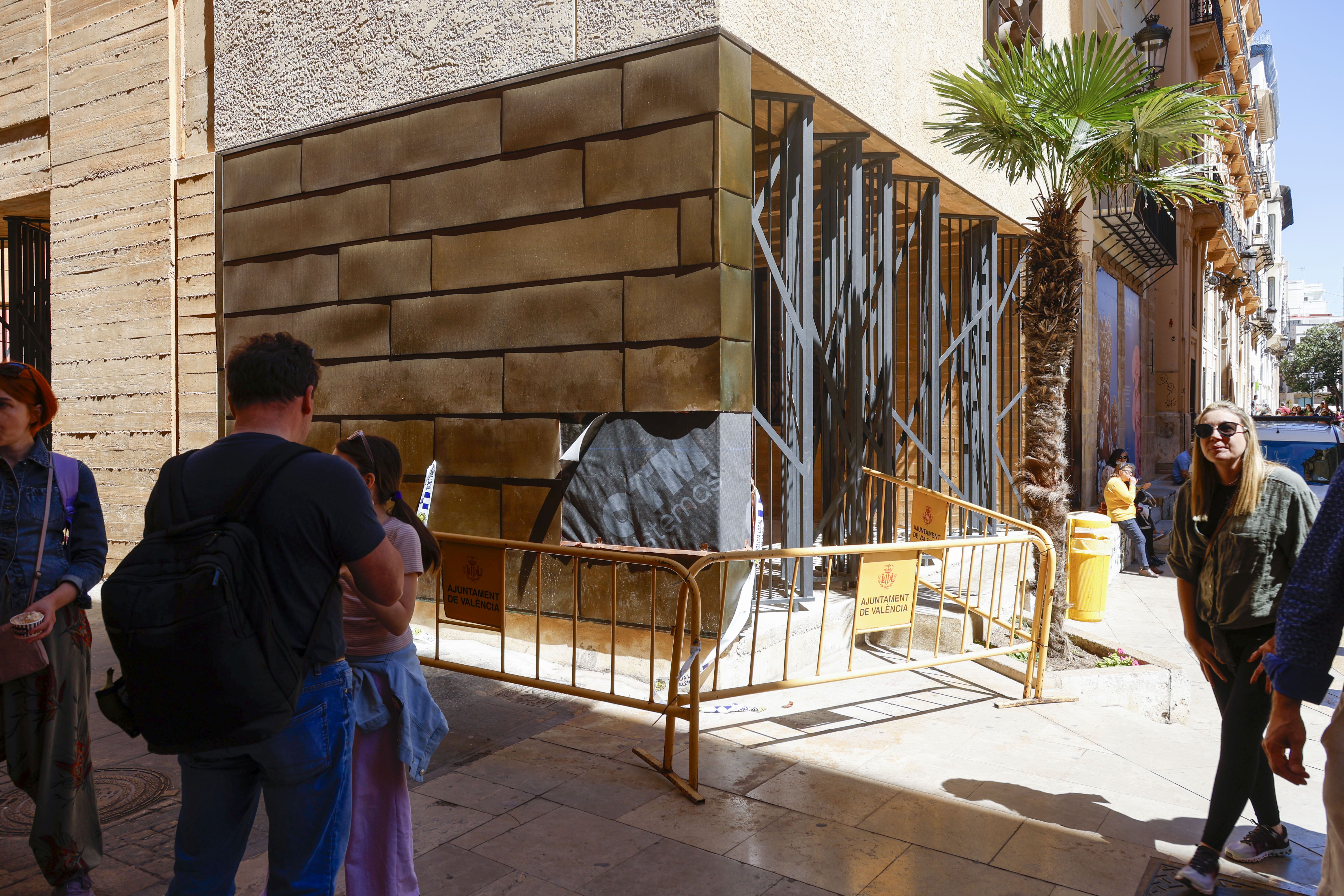 Roban una treintena de placas de cobre del nuevo edificio del Relojero en Valencia