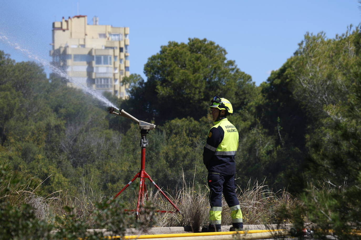 Valencia activa los ocho primeros cañones antiincendios en El Saler