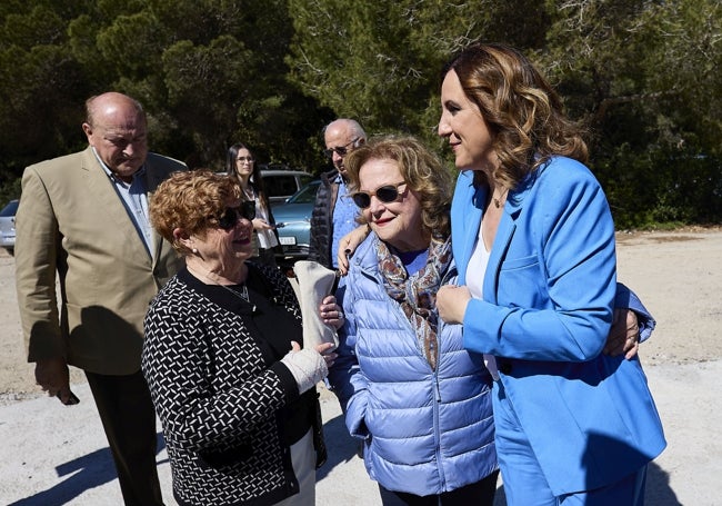 La presidenta de la asociación la Devesa de El Saler, Ana Gradolí (i) junto a más vecinos y la alcaldesa María José Catalá.