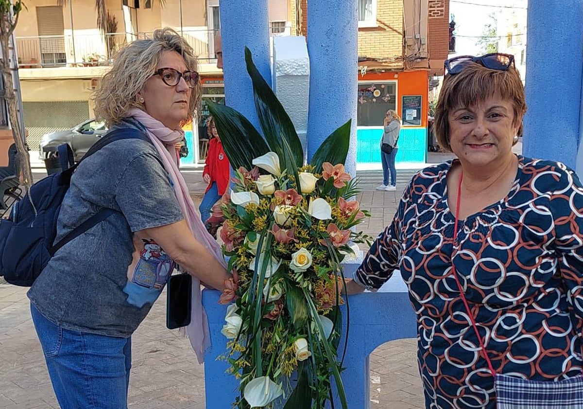 Imagen principal - Proceso de montaje de la cruz de mayor de la falla Plaza de la Cruz del Canyamelar.