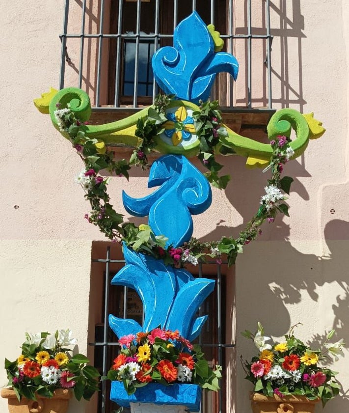 Imagen secundaria 2 - Proceso de montaje de la cruz de la falla Maestro Gozalbo y de la asociación 'L'Horta de Valéncia'.