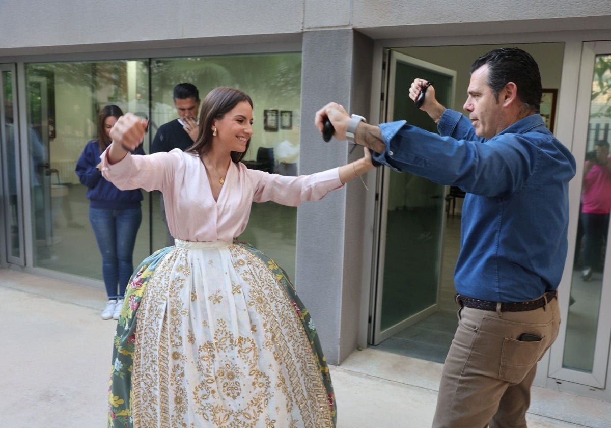 María Estela Arlandis (FMV 2024) y Alberto de Marco, vicepresidente de la JCF, durante el ensayo de la dansà.