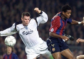 Jamie Carragher en un partido frente al FC Barcelona en 2002.