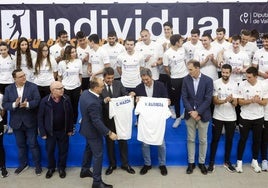 Carlos Mazón y Vicente Barrera tienen una réplica de las camisetas con la que competirán los pilotaris en el Individual.