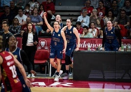 Las taronja celebran la victoria ante el Casademont Zaragoza