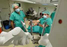 Dos médicos en un quirófano con tecnología robótica.