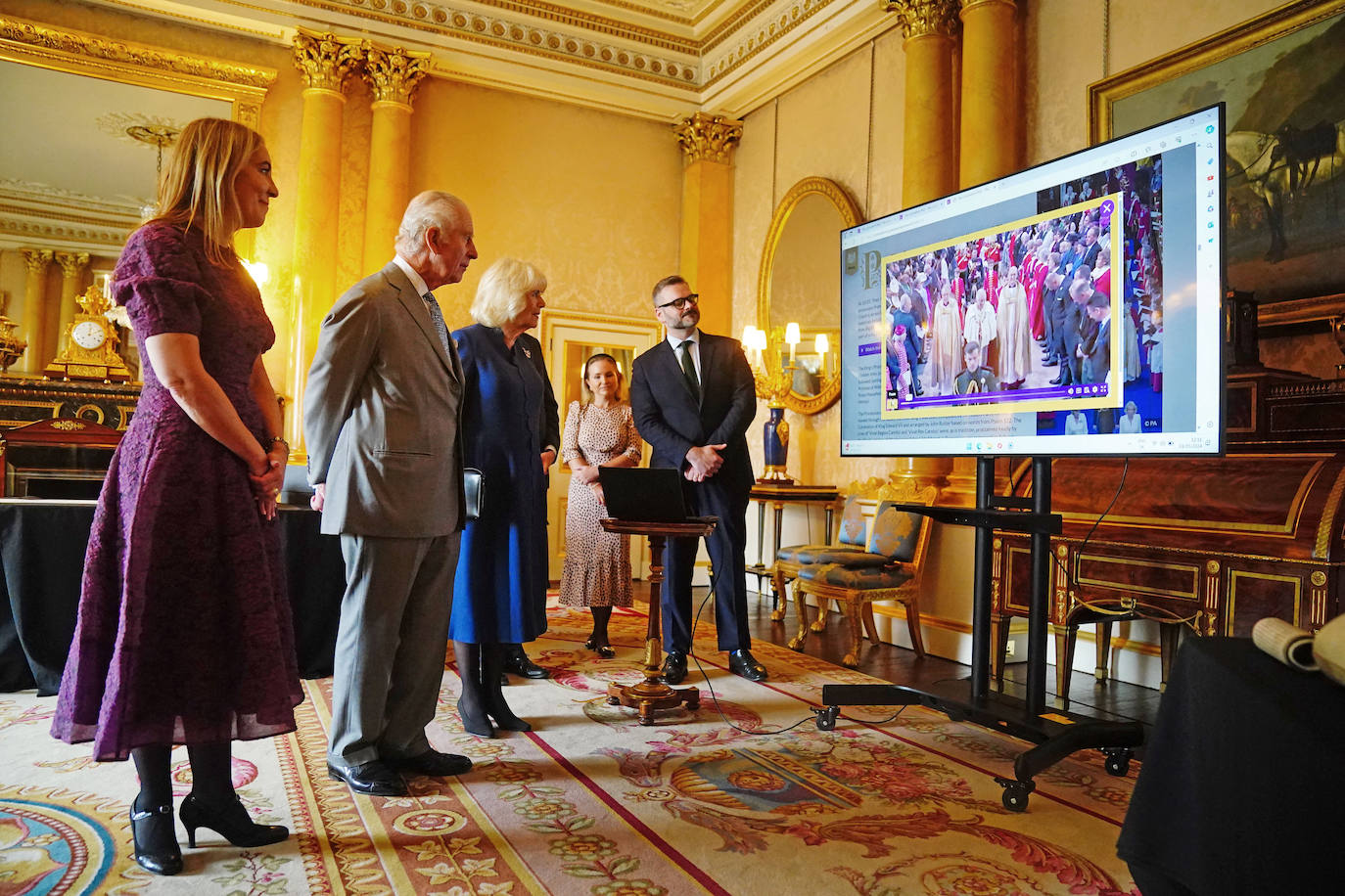 El &#039;Rollo de la Coronación&#039; de Carlos III y Camila: 21 metros de documento escrito a mano