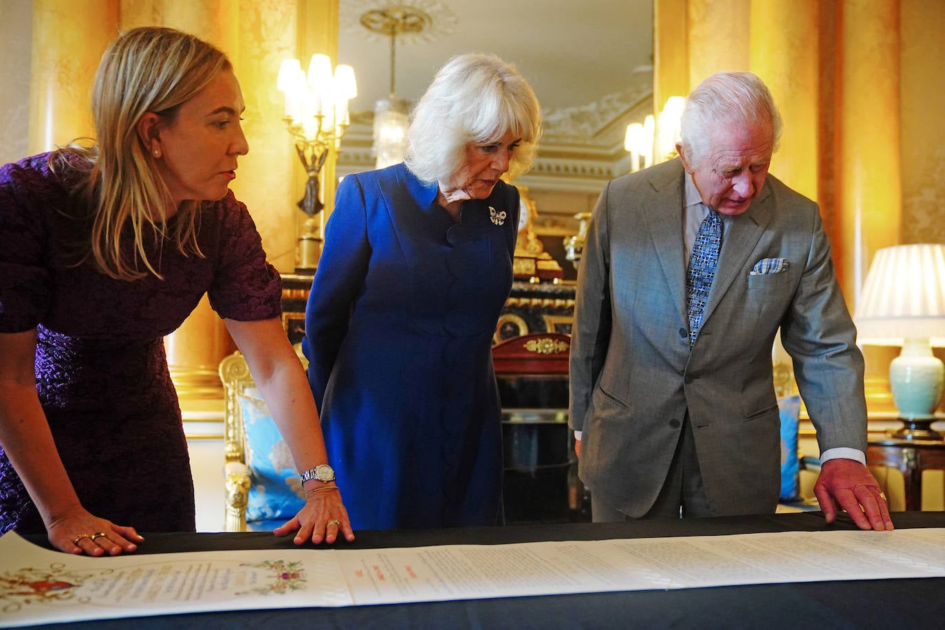 El &#039;Rollo de la Coronación&#039; de Carlos III y Camila: 21 metros de documento escrito a mano