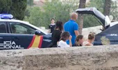 Mujeres detenidas por robar carteras a turistas en el viejo cauce de Valencia.