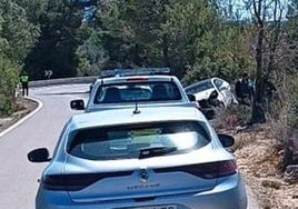 El coche accidentado durante la persecución.