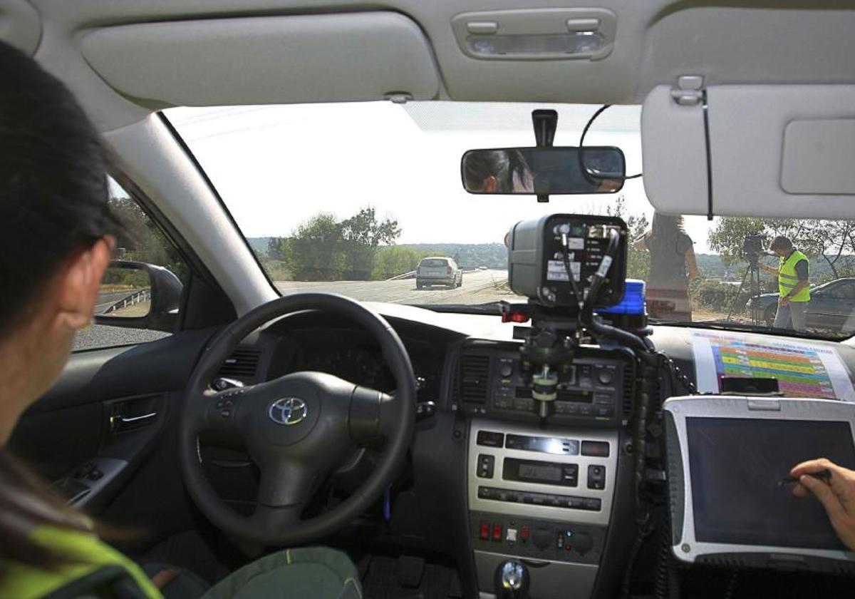 Radar móvil en un coche camuflado de la Guardia Civil de Tráfico, en una imagen de archivo.