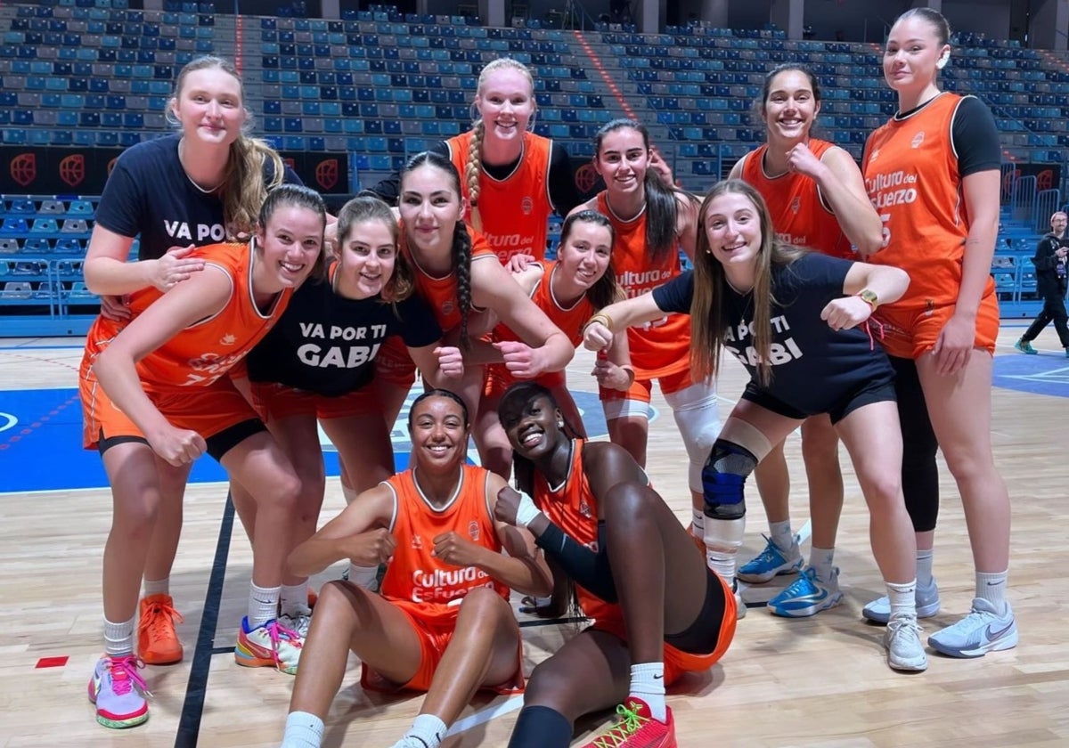 Las jugadoras del Valencia Basket celebran una victoria en el torneo.