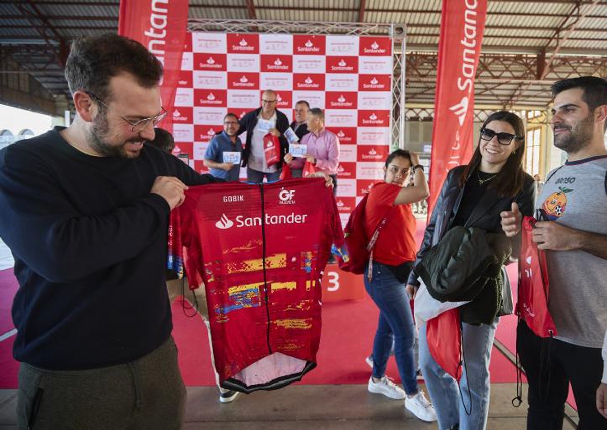 Imagen secundaria 1 - Freire y Gómez Noya con las autoridades; aficionados observan el maillot oficial; y el director comercial de LAS PROVINCIAS, Daniel Zurriaga.