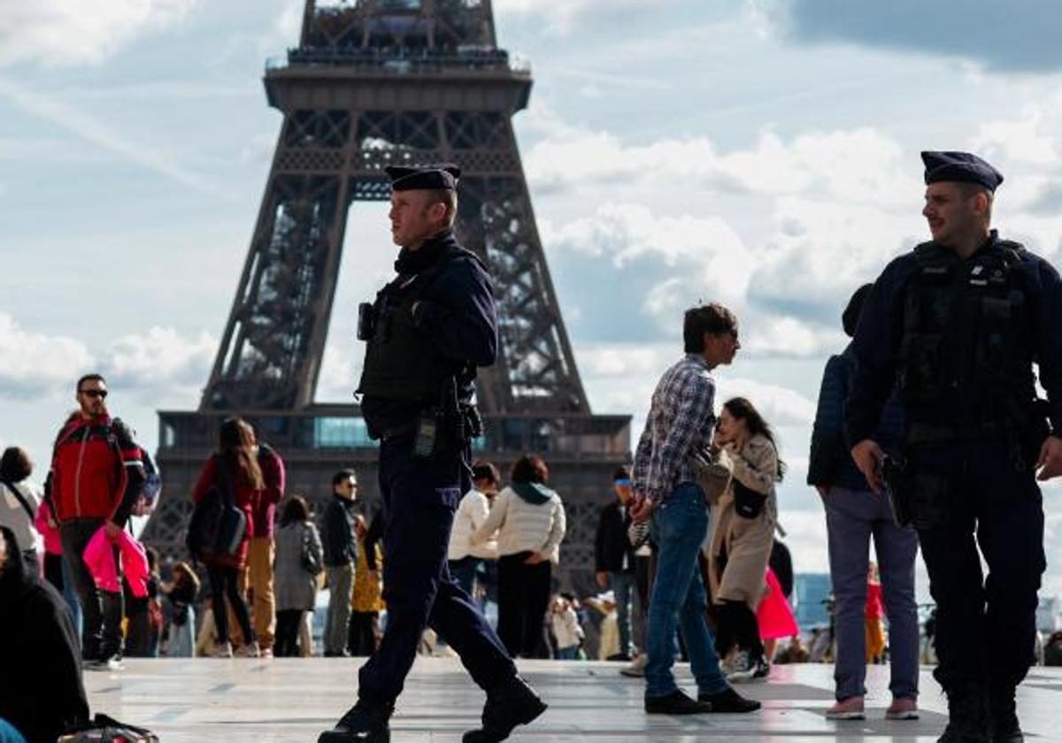 Policía monta guarda cerca de la Torre Eiffel.