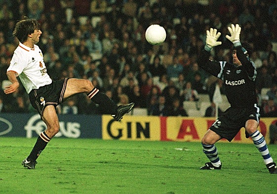 'Piojo' López supera a Tito, en el que fue el gol más bonito de la noche.