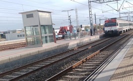 Un tren de Cercanías entrando en la estación de Xàtiva.