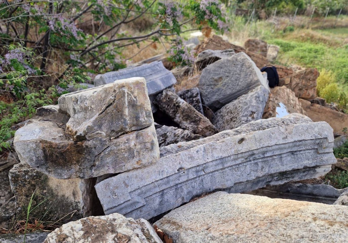 Los restos hallados del monumento.