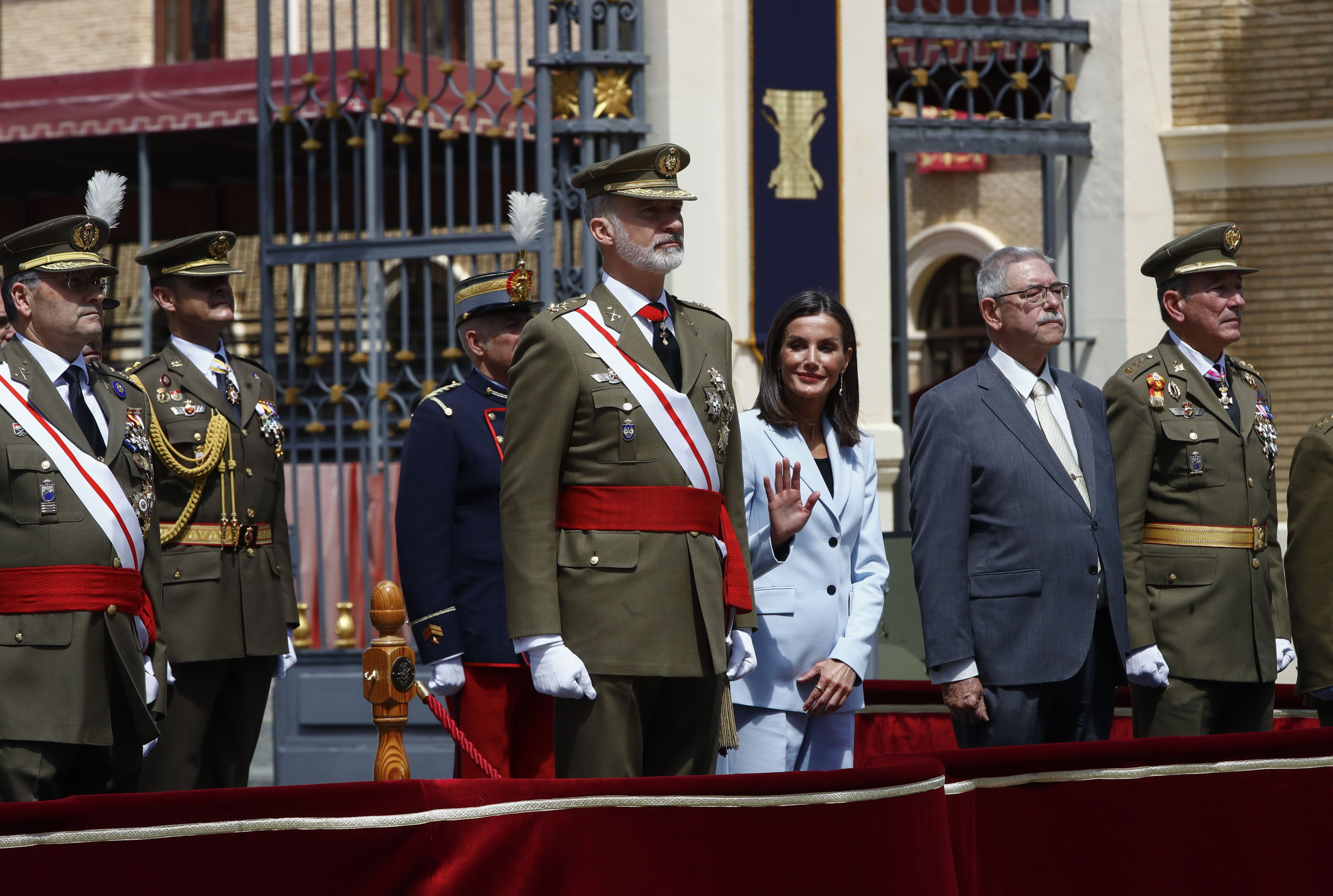 La fotos de Leonor y Letizia en la jura de bandera del Rey