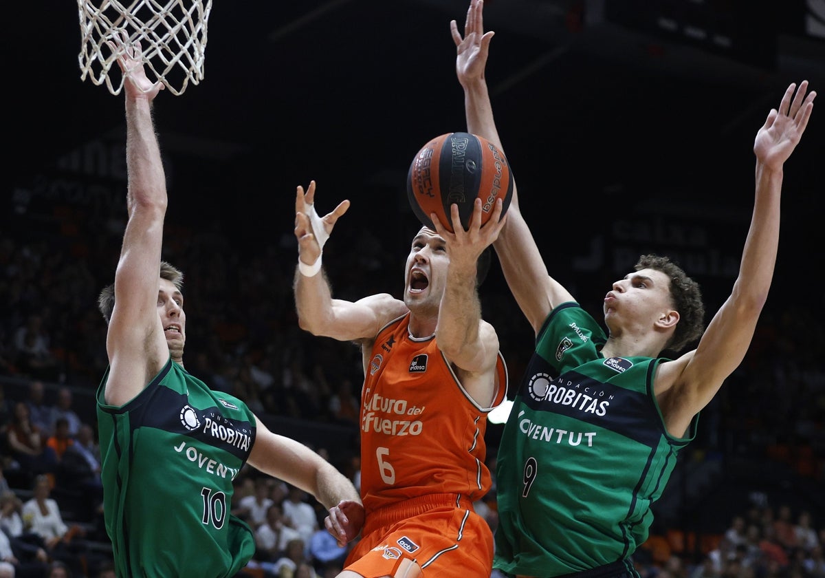 López-Arostegui entra a canasta ante la defensa del Joventut.