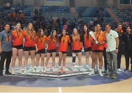 El Valencia Basket posa con el trofeo de subcampeonas junior 2024.