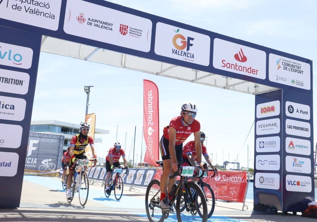 Imagen principal - Llegada de Óscar Freire, dos ciclistas con su medalla de finisher, y un participante, eufórico en la llegada.