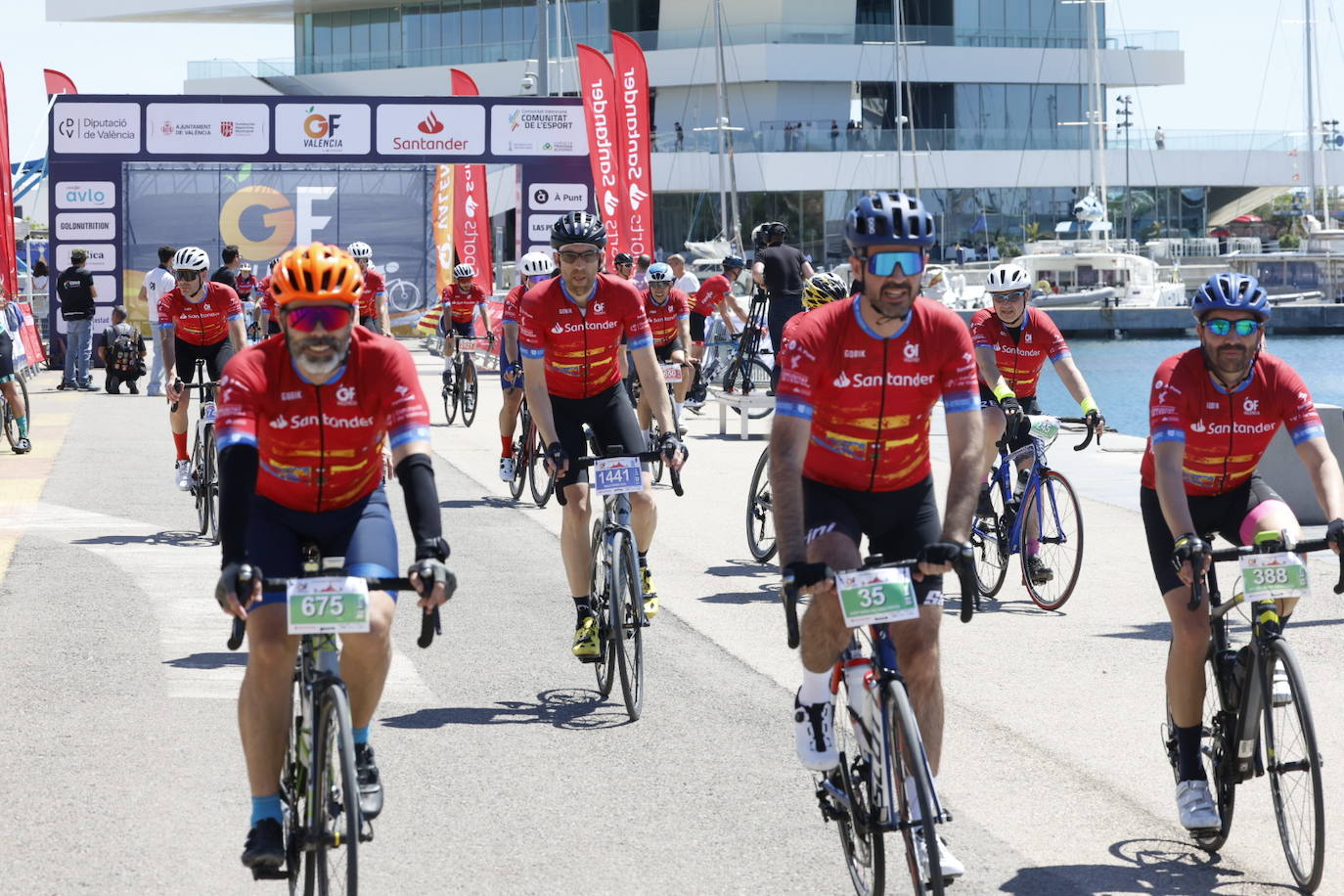 El Gran Fondo inunda la Marina de Senyeras con cientos de ciclistas