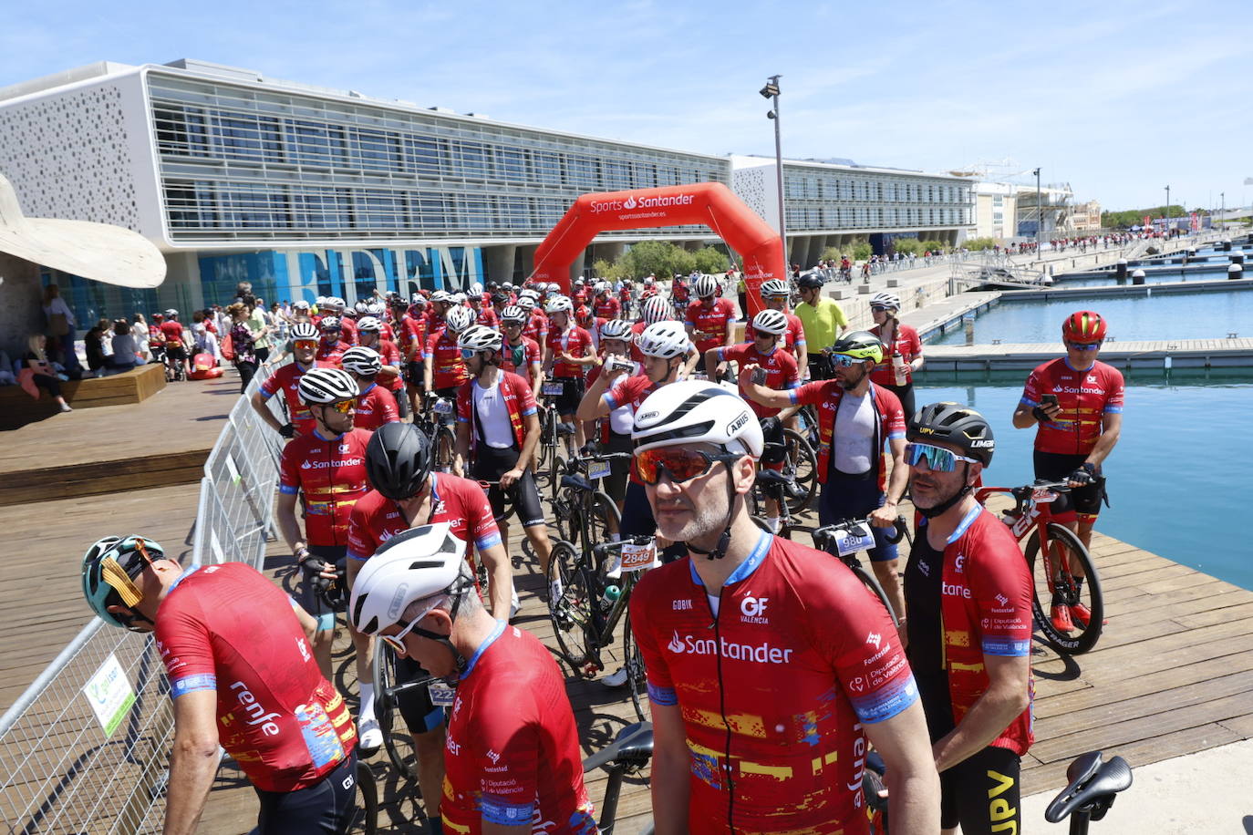 El Gran Fondo inunda la Marina de Senyeras con cientos de ciclistas