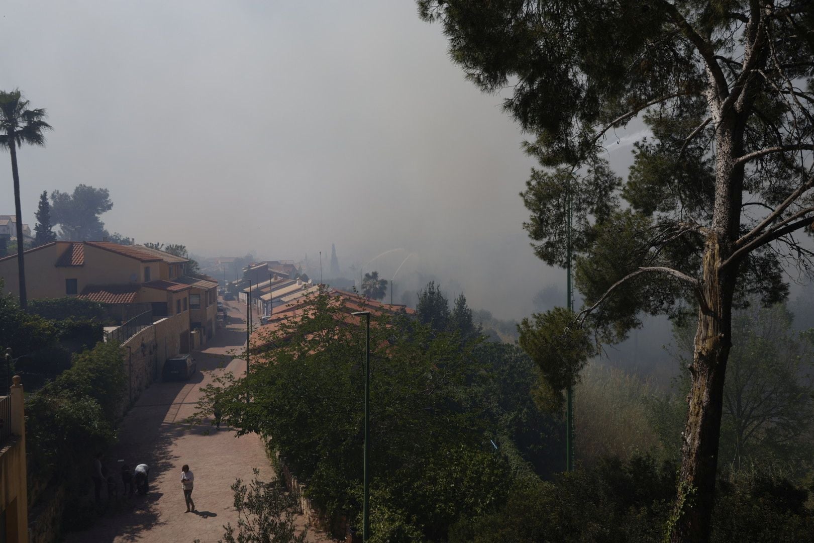 Un incendio amenaza la urbanización Masía de Traver en Riba-roja