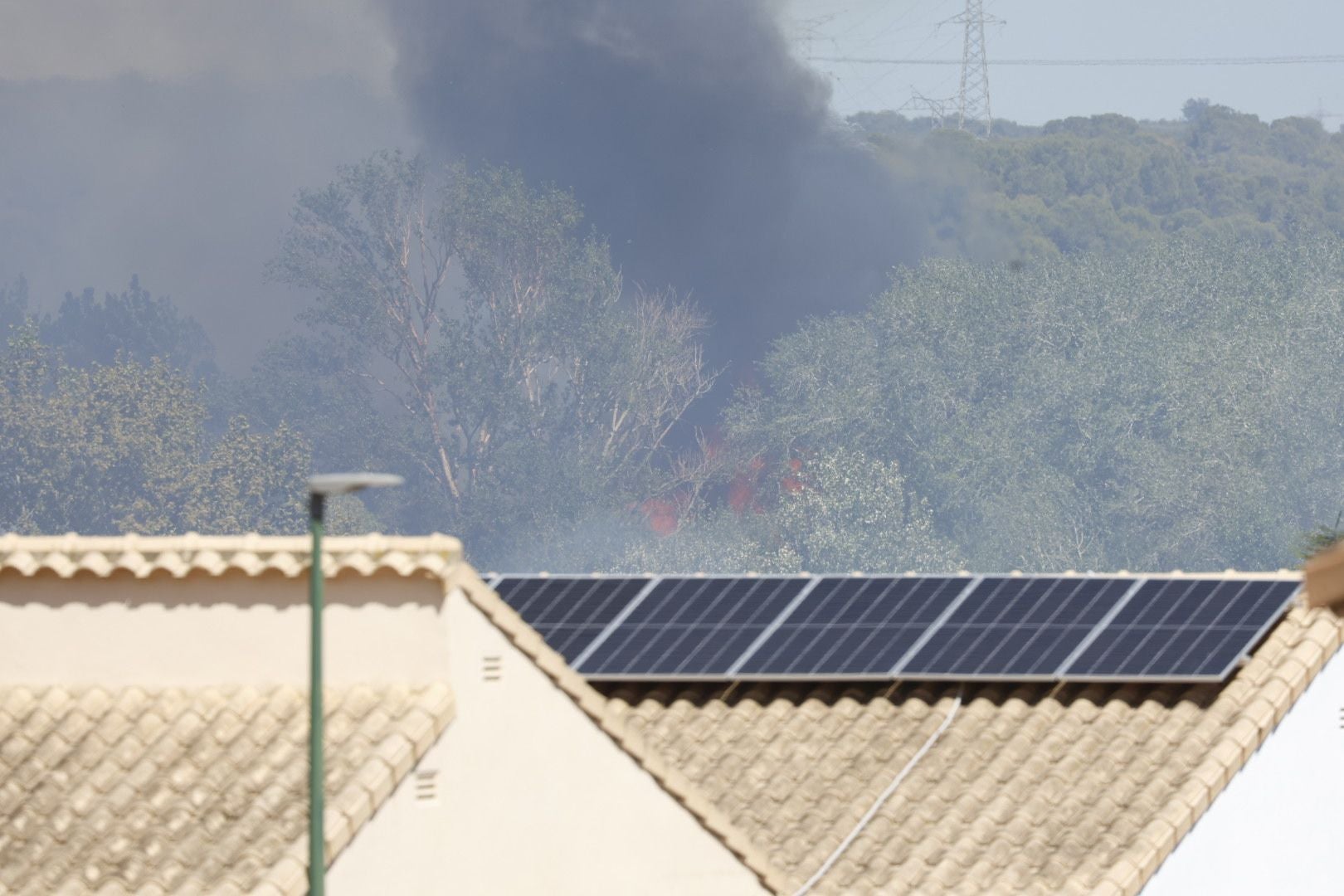 Un incendio amenaza la urbanización Masía de Traver en Riba-roja