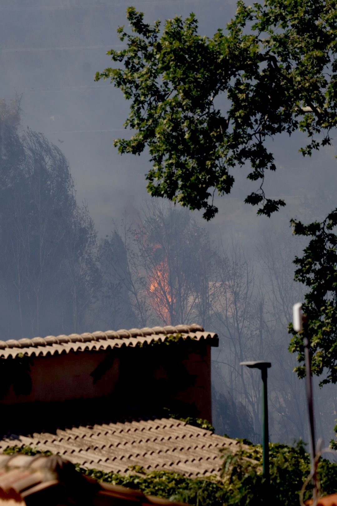 Un incendio amenaza la urbanización Masía de Traver en Riba-roja