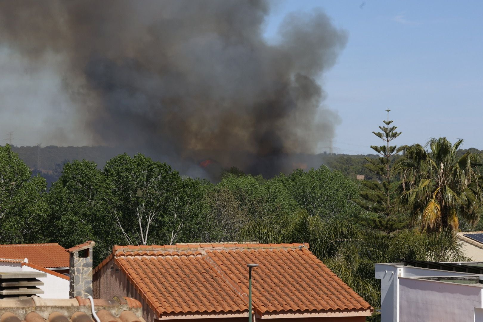 Un incendio amenaza la urbanización Masía de Traver en Riba-roja