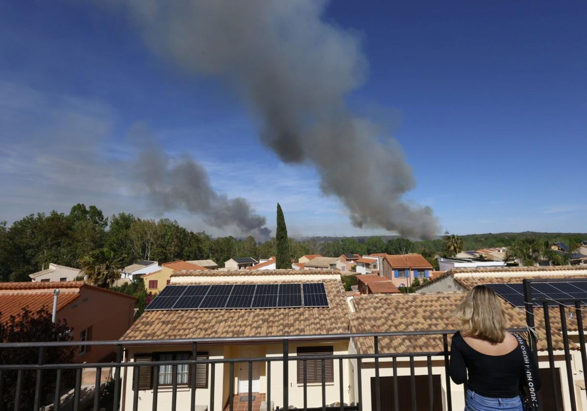 El fuego amenaza la urbanización Masía de Traver en Riba-roja