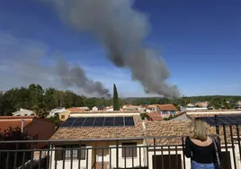 Un incendio amenaza la urbanización Masía de Traver en Riba-roja