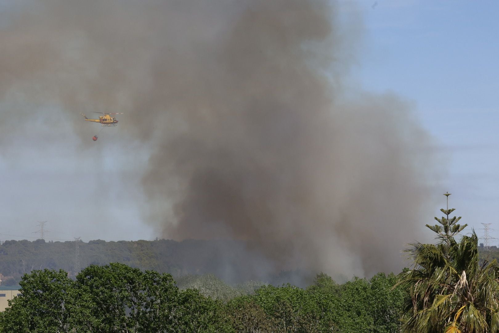 Un incendio amenaza la urbanización Masía de Traver en Riba-roja