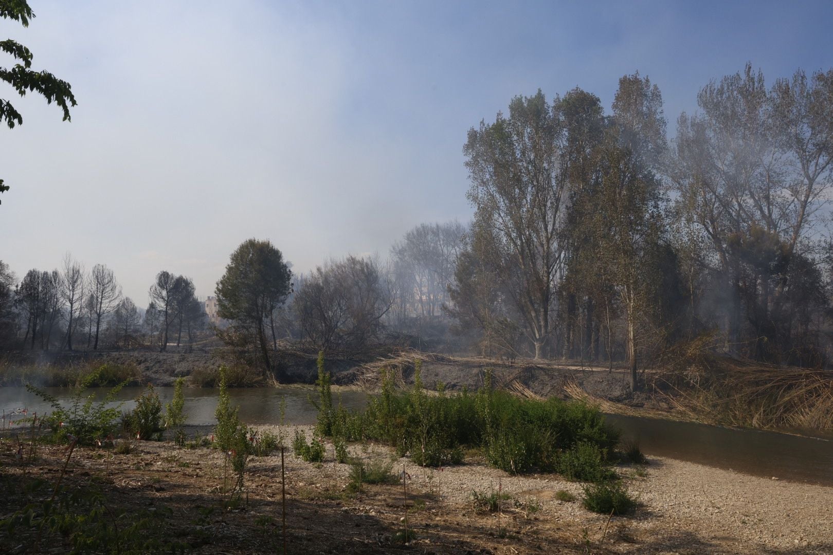 Un incendio amenaza la urbanización Masía de Traver en Riba-roja