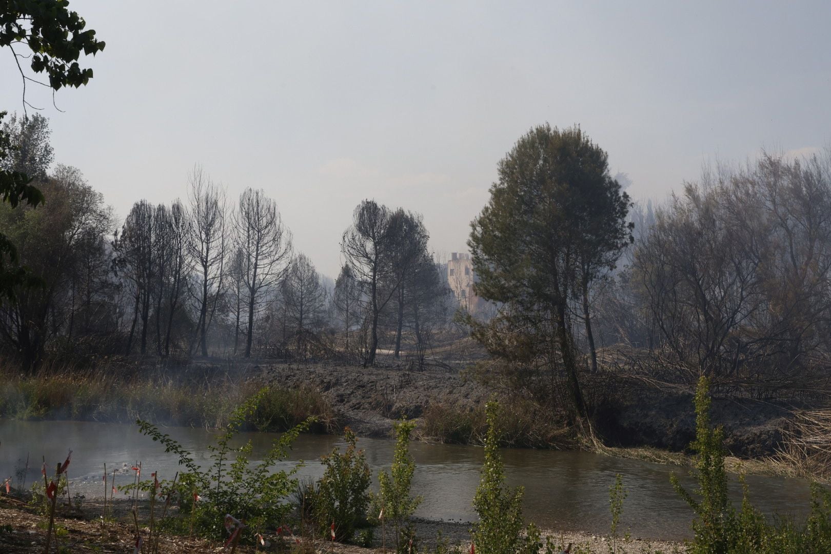 Un incendio amenaza la urbanización Masía de Traver en Riba-roja