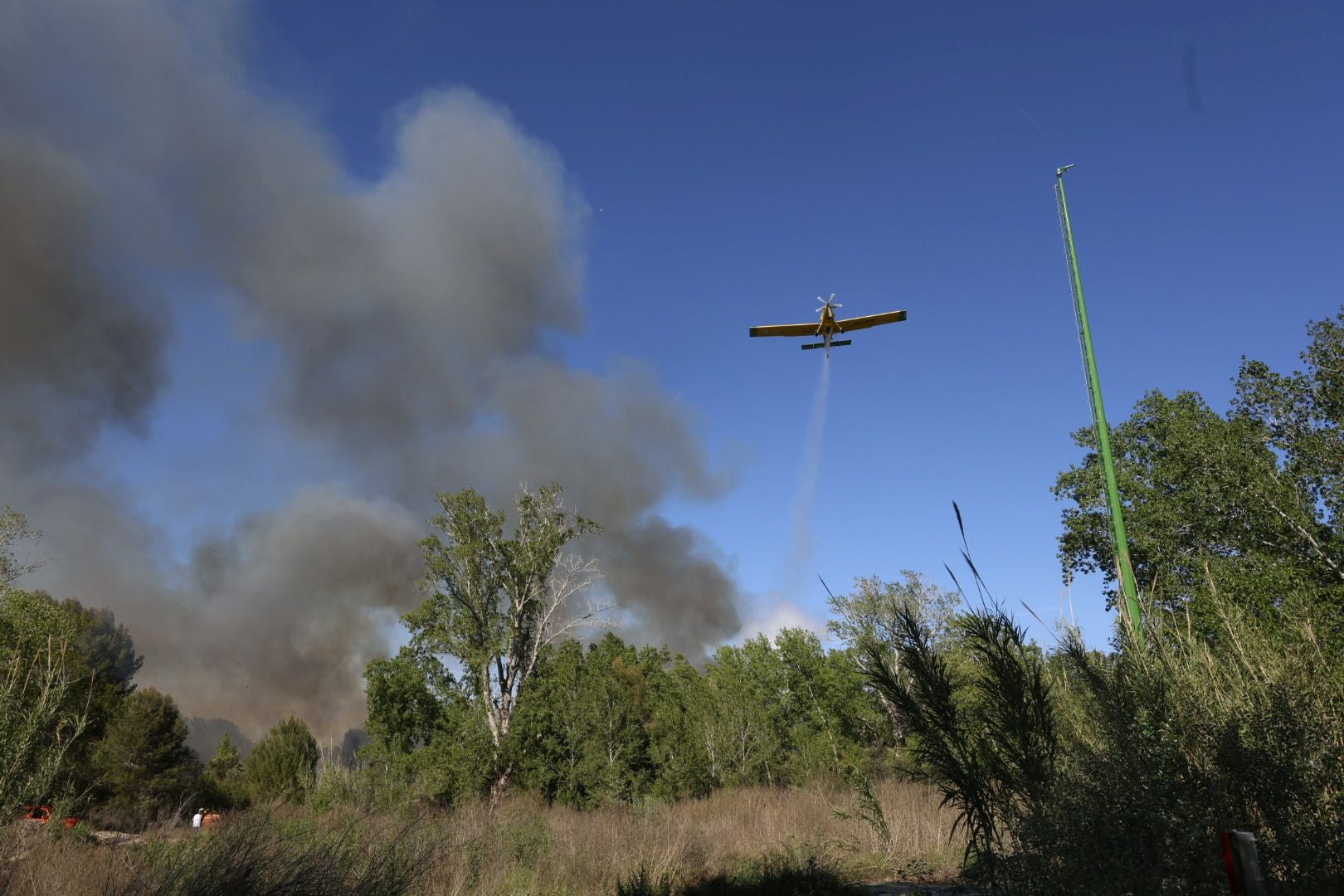 Un incendio amenaza la urbanización Masía de Traver en Riba-roja