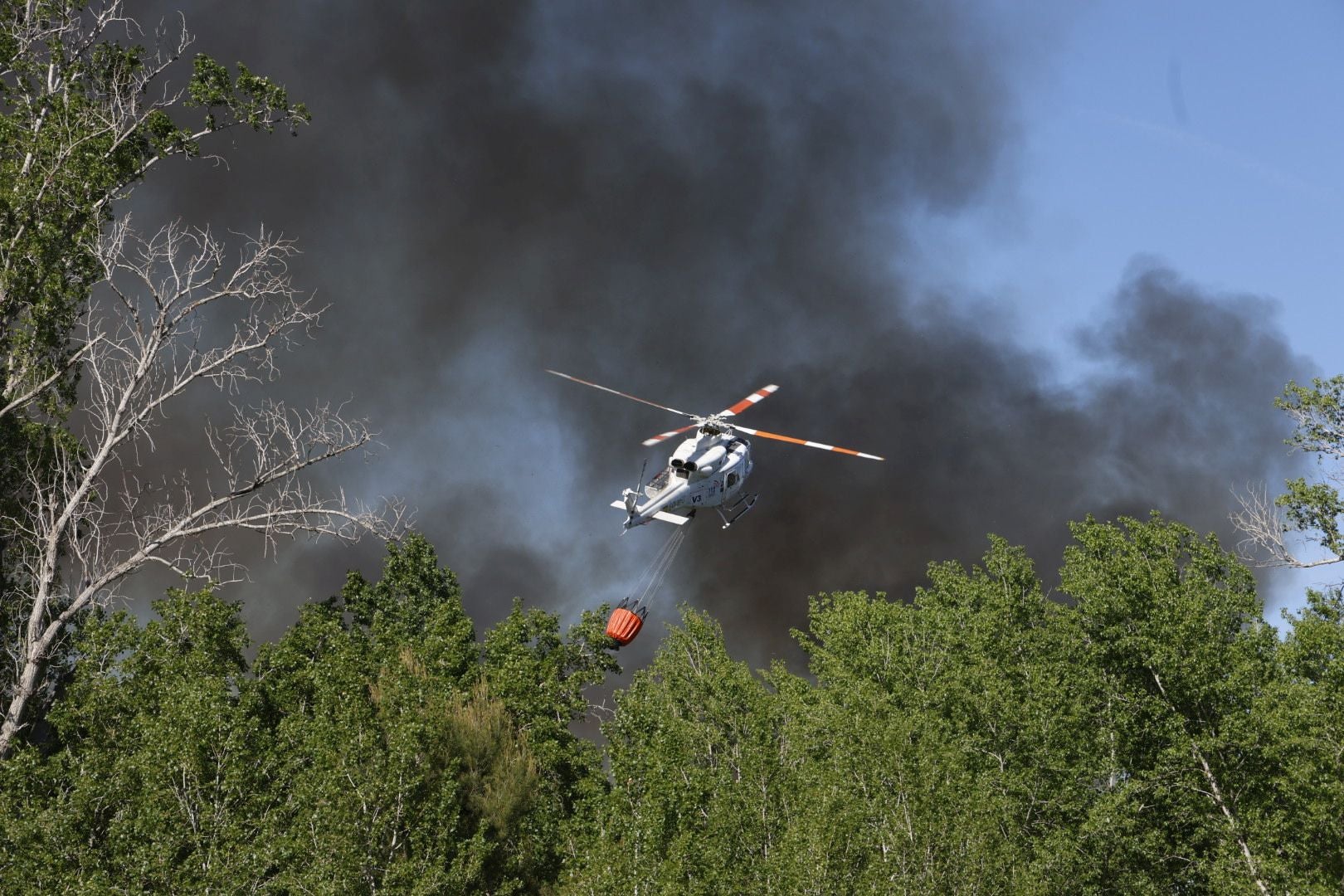 Un incendio amenaza la urbanización Masía de Traver en Riba-roja