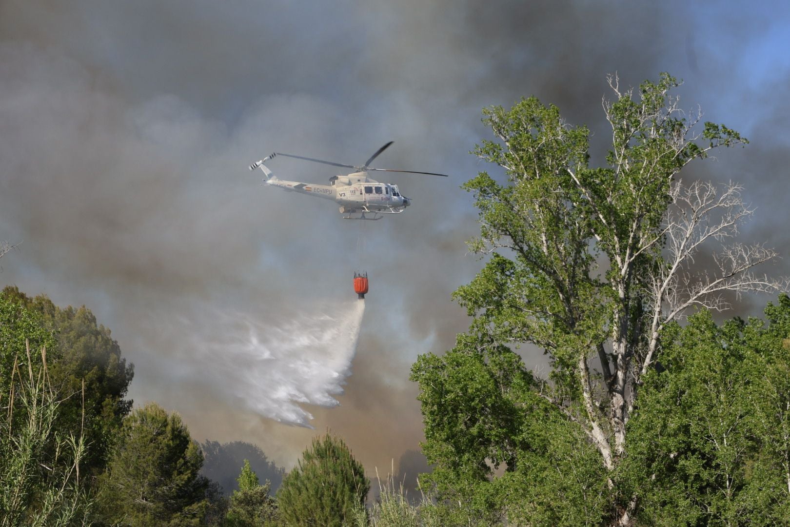 Un incendio amenaza la urbanización Masía de Traver en Riba-roja