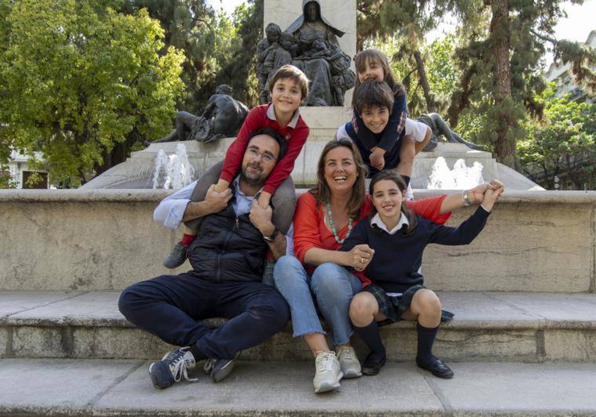 Alicia, madre de familia numerosa, junto a su marido y sus hijos.