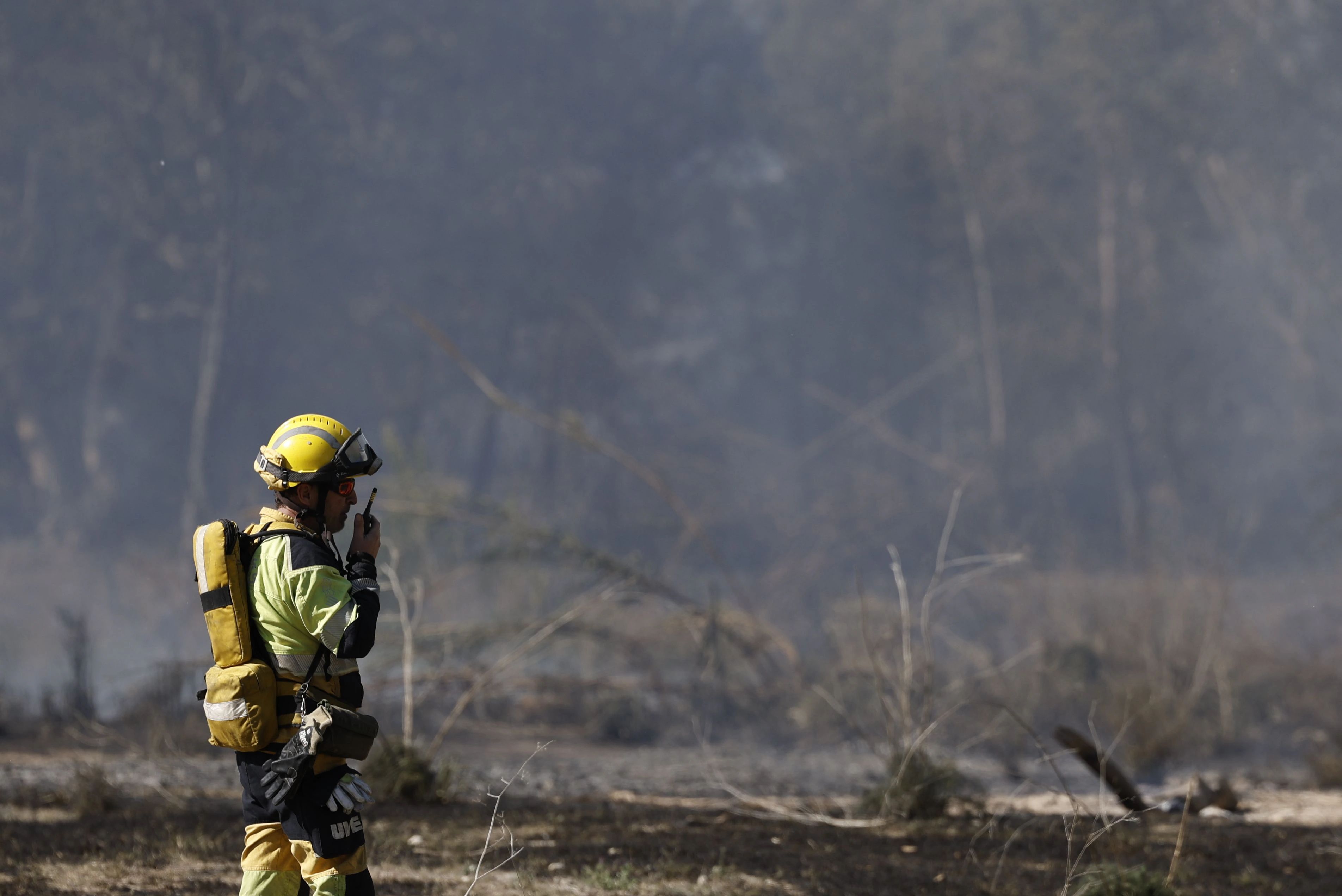 Un incendio amenaza la urbanización Masía de Traver en Riba-roja