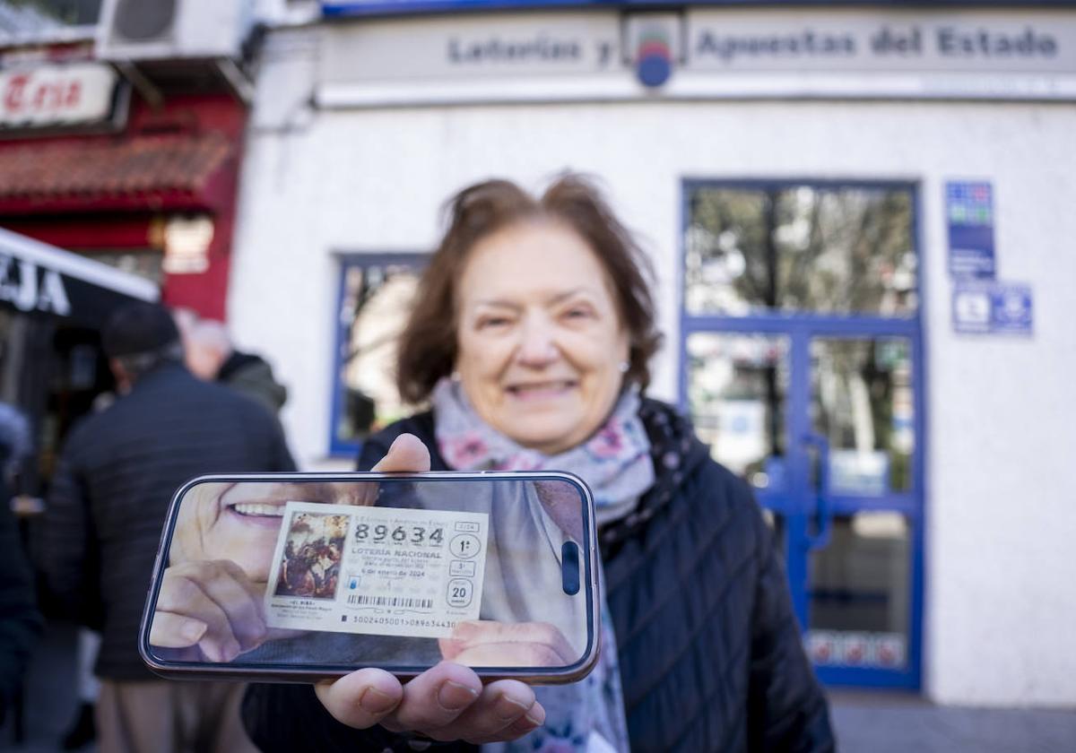 Una ganadora del premio de la Lotería Nacional, en una imagen de archivo.